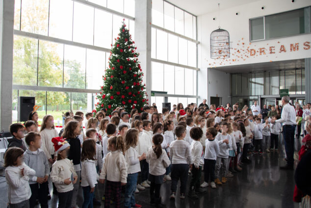 Imagen: Villancicos de los alumnos del CEIP de La Xara en el Hospital de Dénia