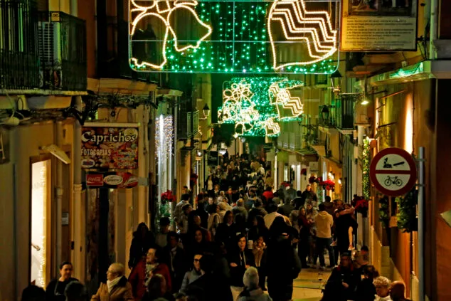 Ya es Navidad en la Marina Alta: el encendido de luces llena de magia y color cada rincón de la comarca 11 visitantes a la nit de la llum 2024 de denia