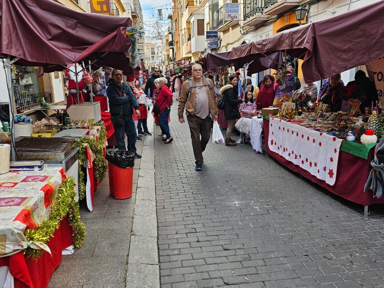 Visitantes del mercado de Navidad de Calp