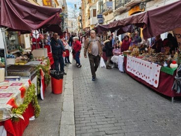 Visitantes del mercado de Navidad de Calp