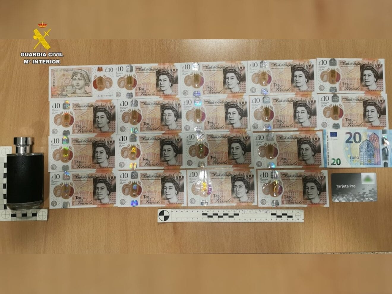 Además de los cuatro detenidos, se ha investigado a otro joven por un delito de receptación al cambiar divisas extranjeras sustraídas en un establecimiento del municipio