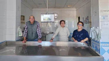 antonio viciano rodriguez maria luisa nieto soler y maria dolores viciano rodriguez de las pescaderias viciano en ultimo dia de apertura