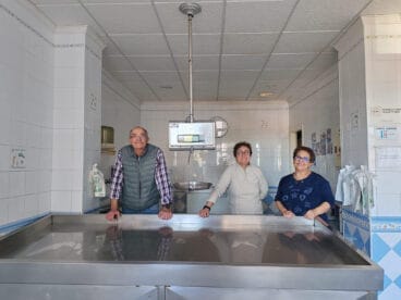 Antonio Viciano Rodríguez, María Luisa Nieto Soler y María Dolores Viciano Rodríguez, dueños de las pescaderías Viciano en Pego y El Verger