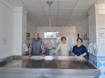 Antonio Viciano Rodríguez, María Luisa Nieto Soler y María Dolores Viciano Rodríguez, dueños de las pescaderías Viciano en Pego y El Verger