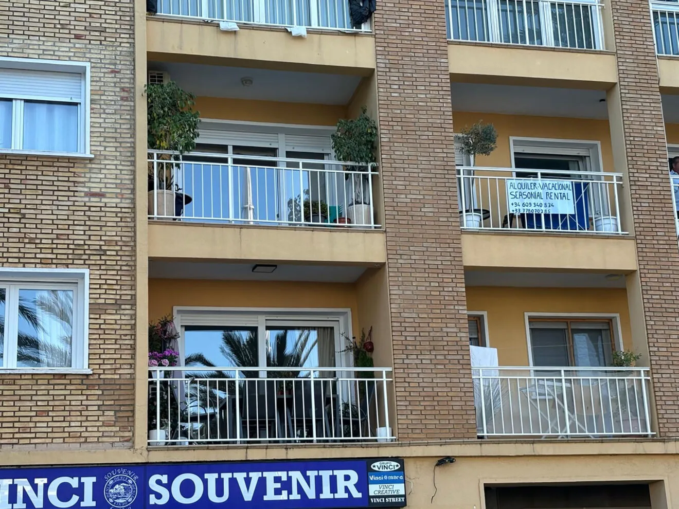 Anuncio de alquiler vacacional en un balcón de Dénia (archivo)