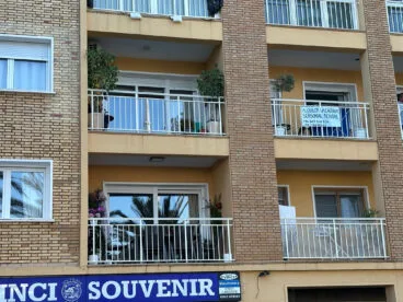anuncio de alquiler vacacional en un balcon de denia archivo