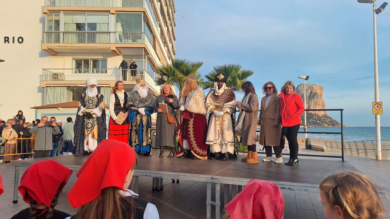 Autoridades municipales de Calp reciben a los Reyes Magos de Oriente este 2025