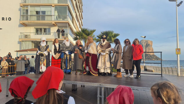 autoridades municipales de calp reciben a los reyes magos de oriente este 2025