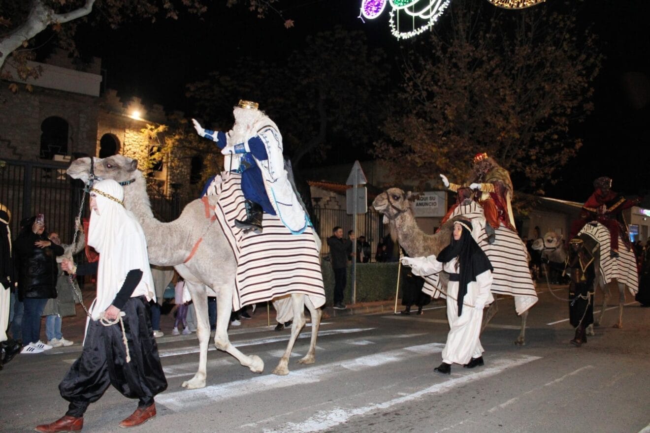 Cabalgata Reyes Magos Ondara 2025. Llegada de los Reyes en dromedario