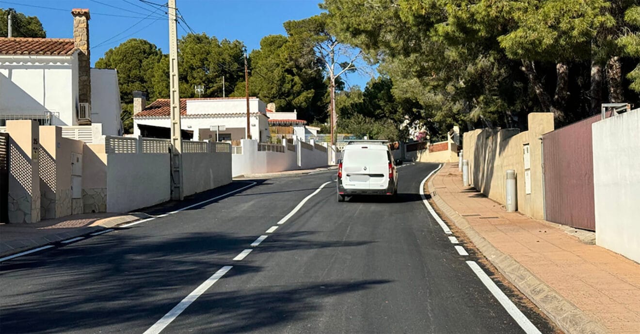 Calle recién asfaltada en Benissa