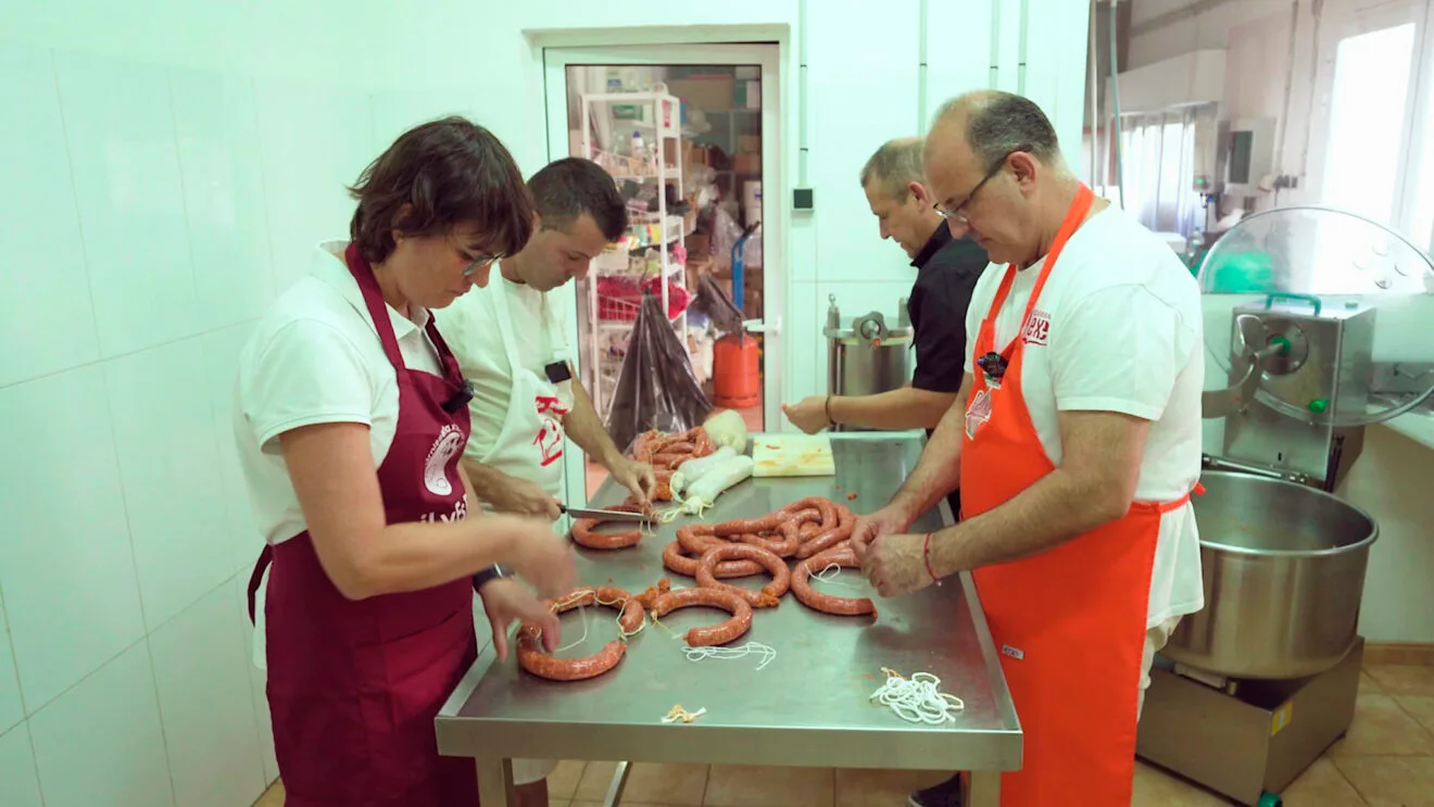 Charcuteros artesanales de Gata de Gorgos en el documental sobre la sobrasada de la Marina