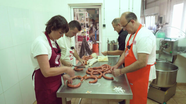 Imagen: Charcuteros artesanales de Gata de Gorgos en el documental sobre la sobrasada de la Marina