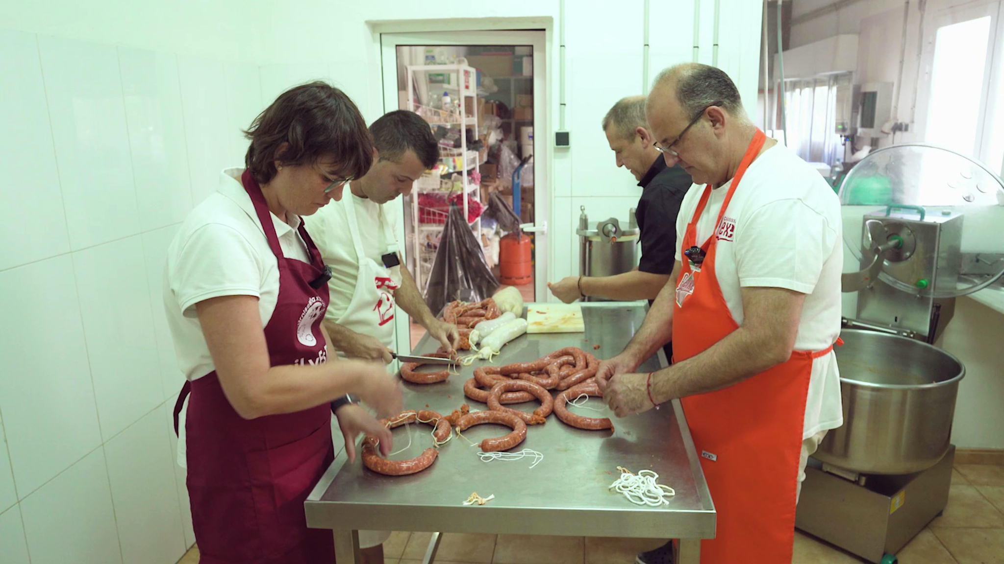 charcuteros artesanales de gata de gorgos en el documental sobre la sobrasada de la marina