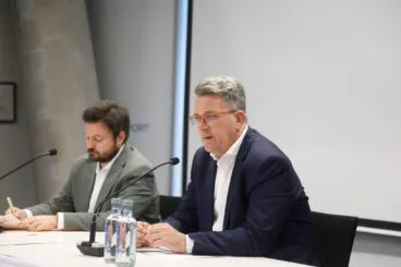 El conseller de Medio Ambiente, Infraestructuras y Territorio, Vicente Martínez Mus, y el director general de Costas, Puertos y Aeropuertos, Marc García Manzana
