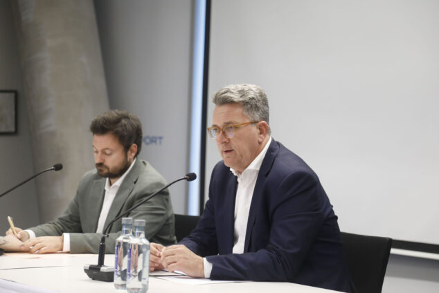 Imagen: El conseller de Medio Ambiente, Infraestructuras y Territorio, Vicente Martínez Mus, y el director general de Costas, Puertos y Aeropuertos, Marc García Manzana