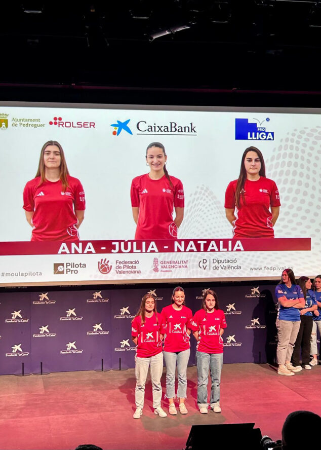 Imagen: El equipo de raspall femenino Pedreguer-Rolser integrado por Ana, Júlia y Natalia