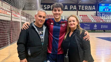 Ксалонер Омар Молинес стартовал вместе с родителями в первом матче с Леванте.