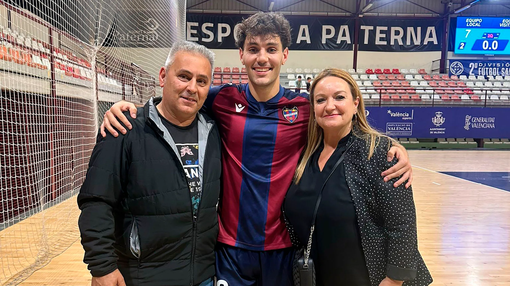 el xaloner omar molines arranz con sus padres en el primer partido con el levante ud fs