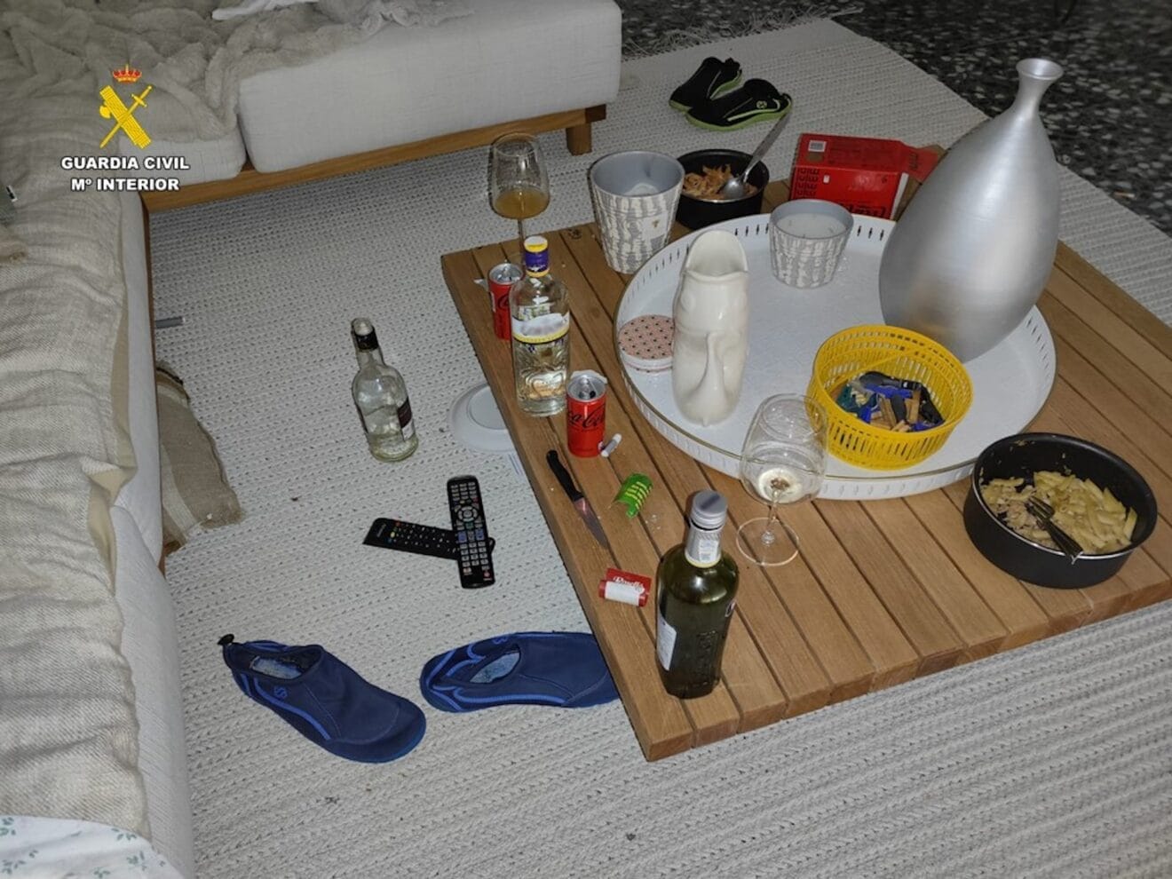 En uno de los robos, los autores se entretuvieron tomando bebidas y comida en el salón de la vivienda