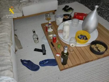 en uno de los robos los autores se entretuvieron tomando bebidas y comida en el salon de la vivienda