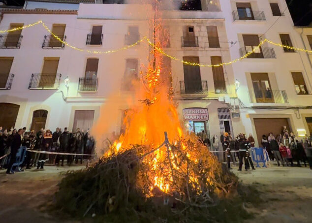 Imagen: Encendido de la hoguera en la inauguración de la Fira i Porrat 2025 de Benissa