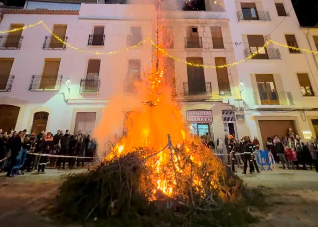 encendido de la hoguera en la inauguracion de la fira i porrat 2025 de benissa