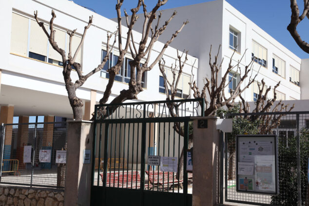 Imagen: Entrada de la escuela Sanchís Guarner de Ondara