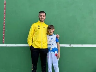 Ernest campeón de frontón benjamin