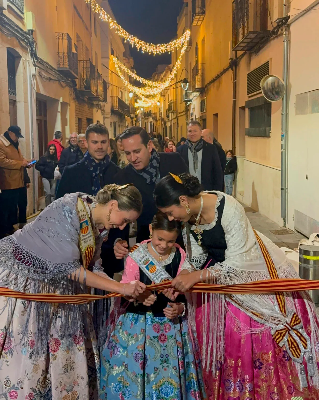 Festeras y autoridades inauguran la Fira i Porrat de Benissa