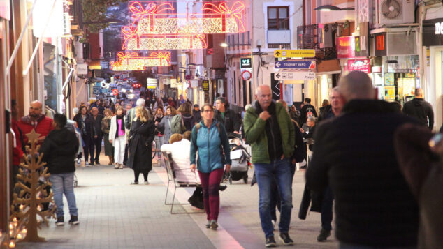 Imagen: Gente paseando por el centro de Dénia en Navidad