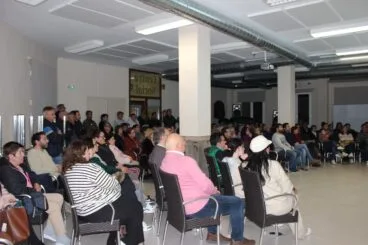Asistentes a la primera reunión informativa sobre el servicio puerta a puerta en Benitatxell