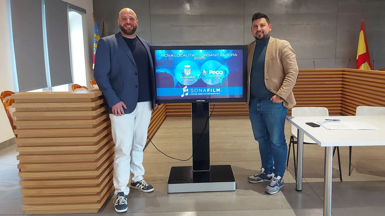 Javi Gil, director del Sonafilm, y Ricardo Sendra, concejal de Turismo de Pego