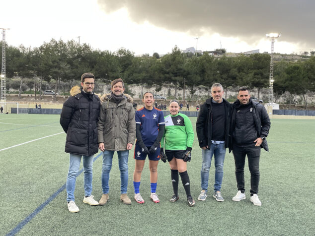 Imagen: Marta Mateu i Alexia Courte, jugadoras locales de la Escuela Municipal de Fútbol Base del Poble Nou de Benitatxell