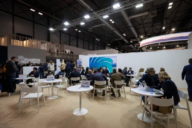 Los municipios altamente turísticos de la Marina Alta se presentan en la edición más polémica de FITUR 2 Imagen: Mesas de reuniones de Costa Blanca en FITUR 2025