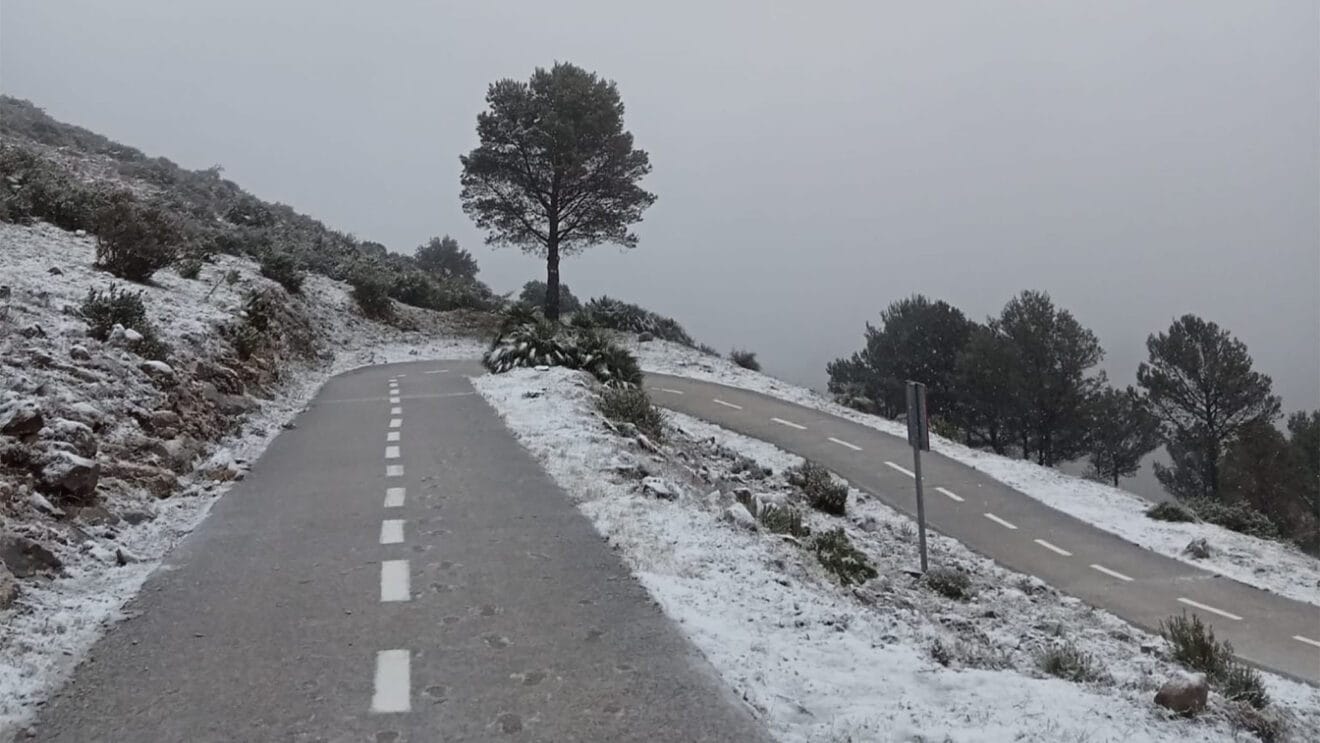Nieve en la carretera a Coll de Rates
