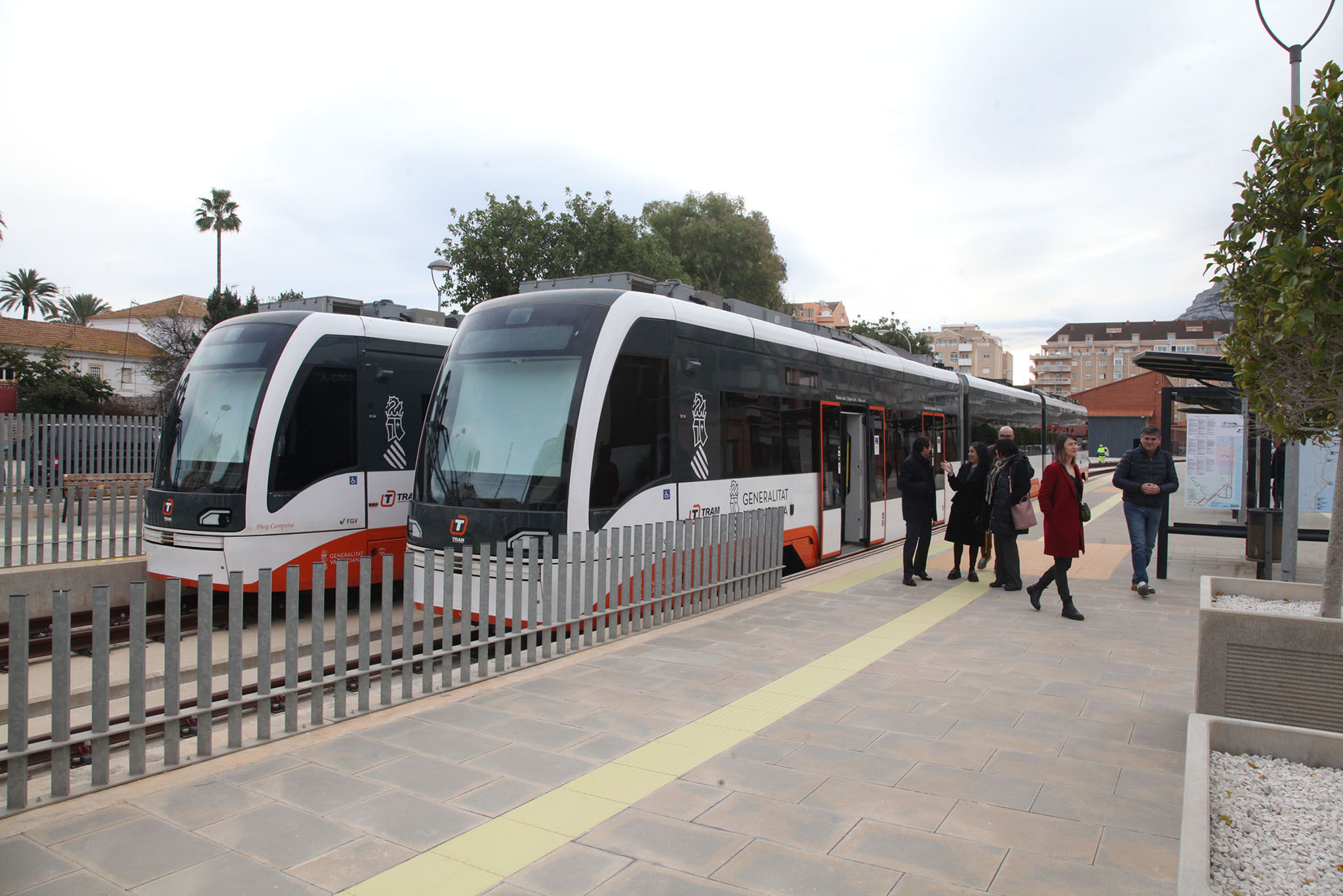 pasajeros bajando del tram en denia