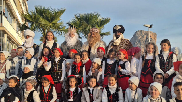 pastorcillos y pastorcillas de calp junto a los reyes magos este 2025