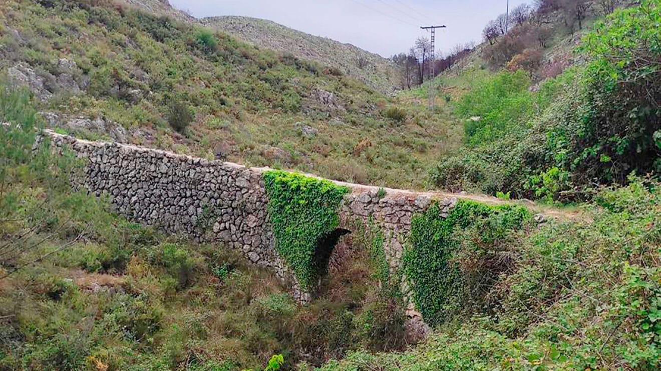 Restos de un antiguo acueducto en la Vall d'Alcalà