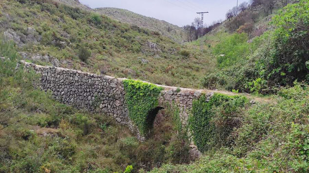 Imagen: Restos de un antiguo acueducto en la Vall d'Alcalà