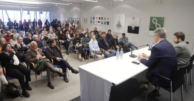 Imagen: Reunión del conseller de Medio Ambiente, Infraestructuras y Territorio, Vicente Martínez Mus, con los afectados del deslinde en Dénia