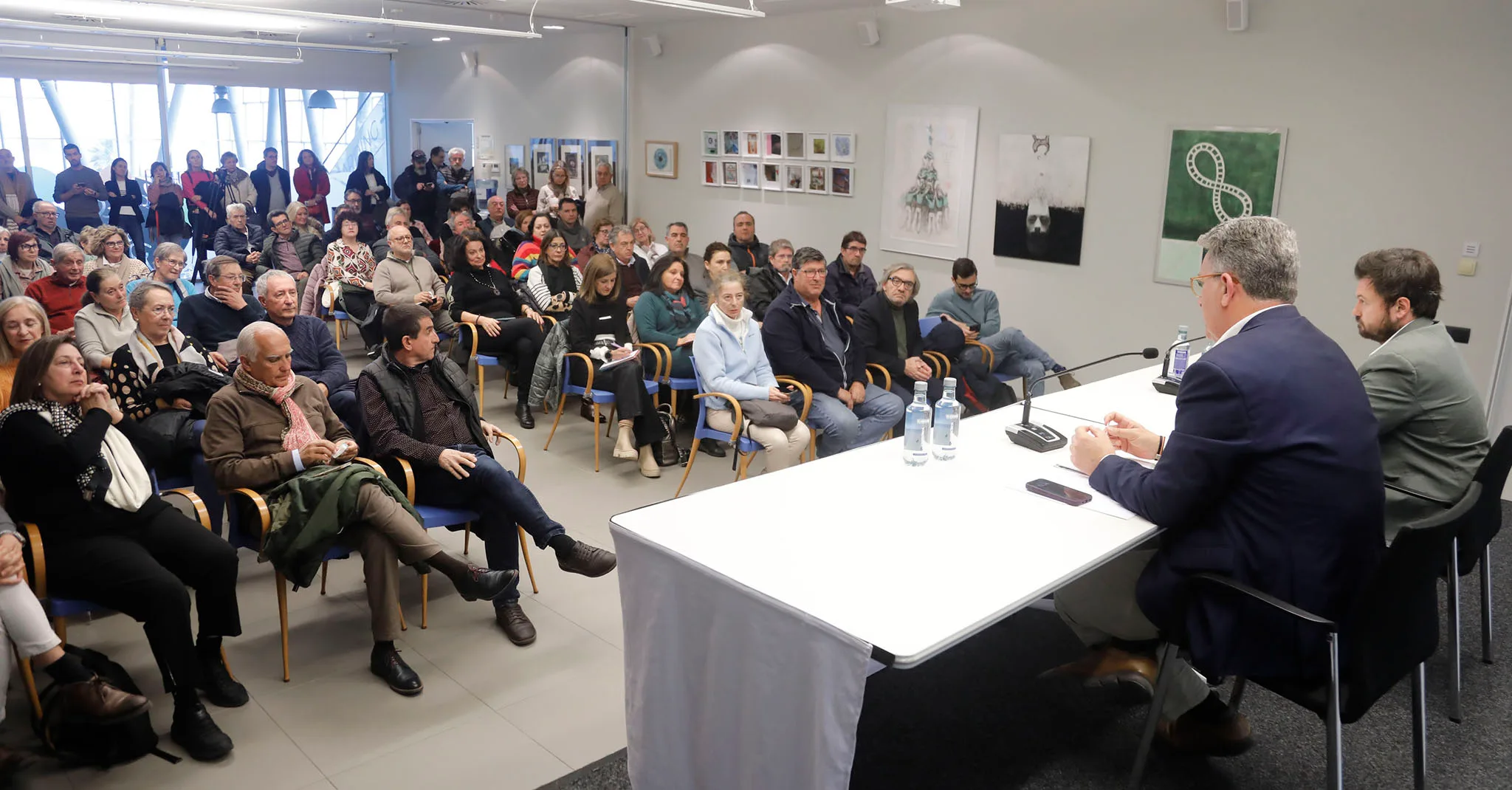 reunion del conseller de medio ambiente infraestructuras y territorio vicente martinez mus con los afectados del deslinde en denia