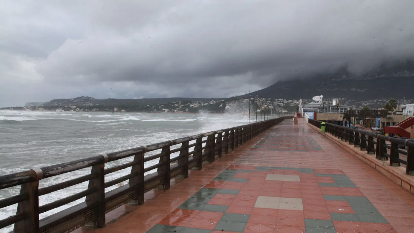 Temporal en una escollera de Dénia (archivo)