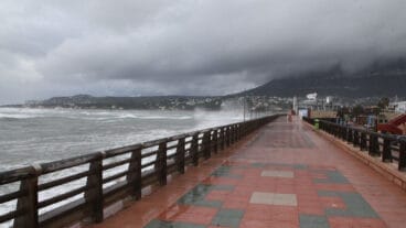temporal en una escollera de denia archivo