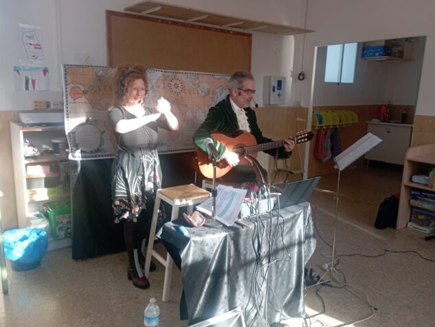 Imagen: Actuación de Teatro en la escuela de Vall d'Ebo