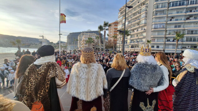 Imagen: Vecinos de Calp reciben la visita de los Reyes Magos el 5 de enero de 2025