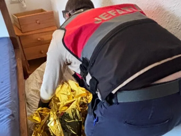 Policia Local i Protecció Civil de Benitatxell salven la vida d'un veí accidentat diversos dies a casa 4 Imatge: Atenció a l'home accidentat a Benitatxell