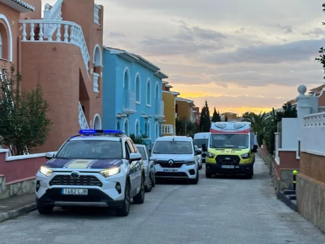 Policia Local i Protecció Civil de Benitatxell salven la vida d'un veí accidentat diversos dies a casa 1 Imatge: Atenció a un veí de Benitatxell accidentat al seu domicili