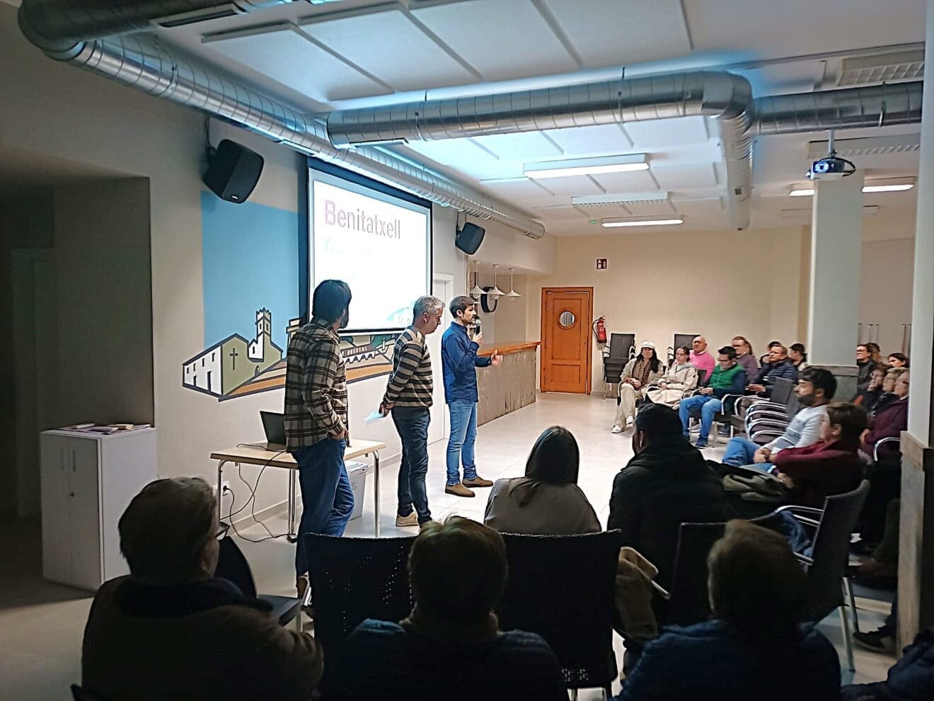 Charla informativa sobre el servicio puerta a puerta en Benitatxell