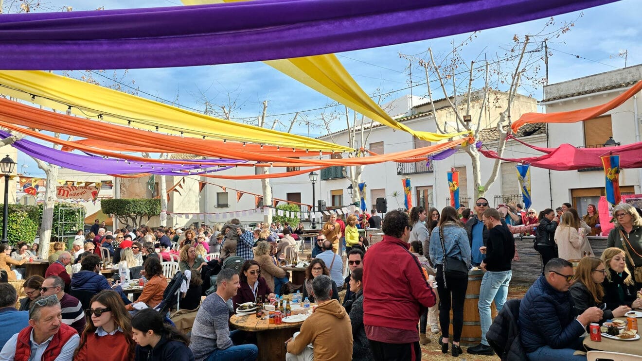 Zona de mesas del Mercado Medieval de Benissa