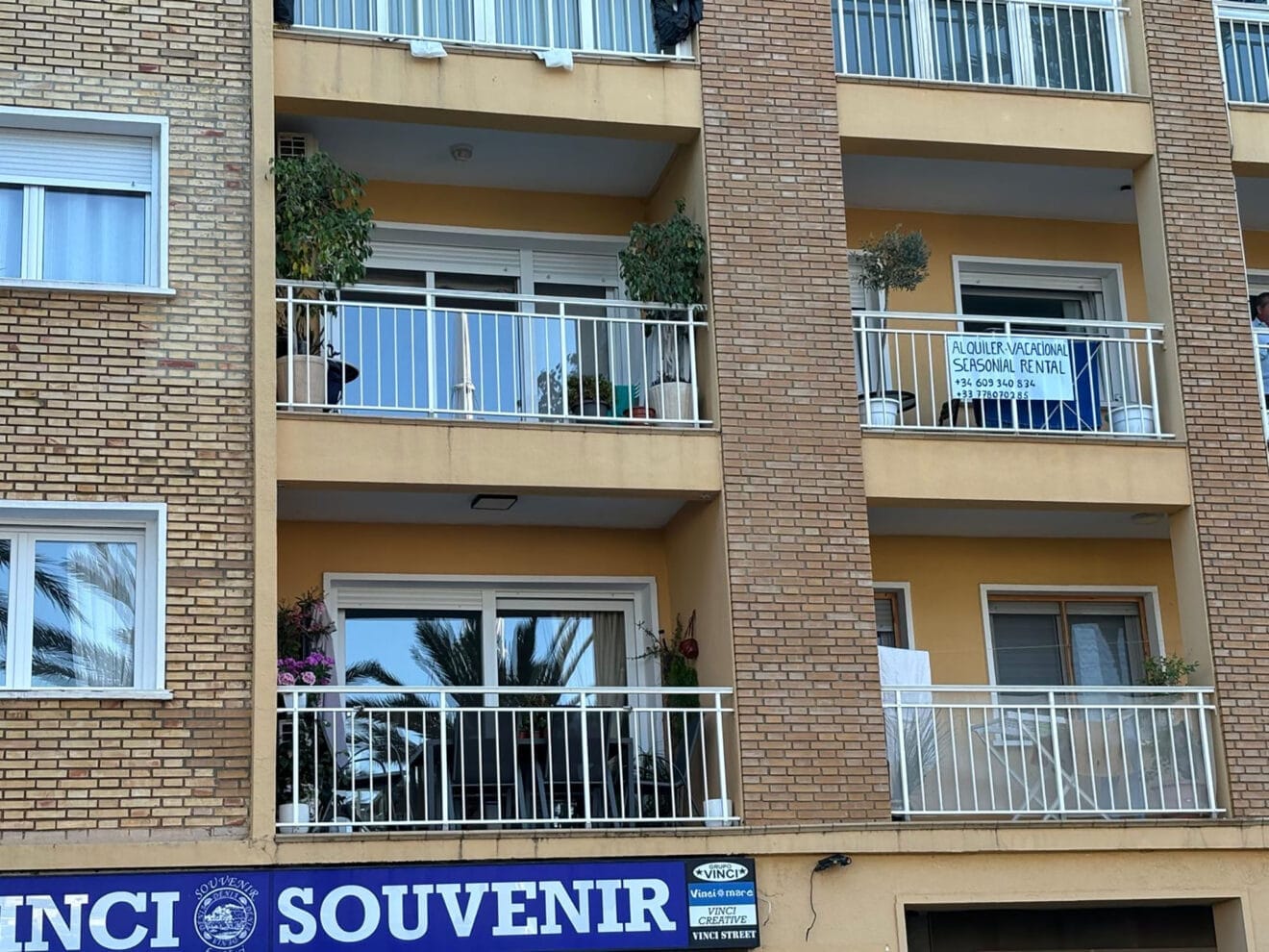 Anuncio de alquiler vacacional en un balcón de un edificio de Dénia (archivo)